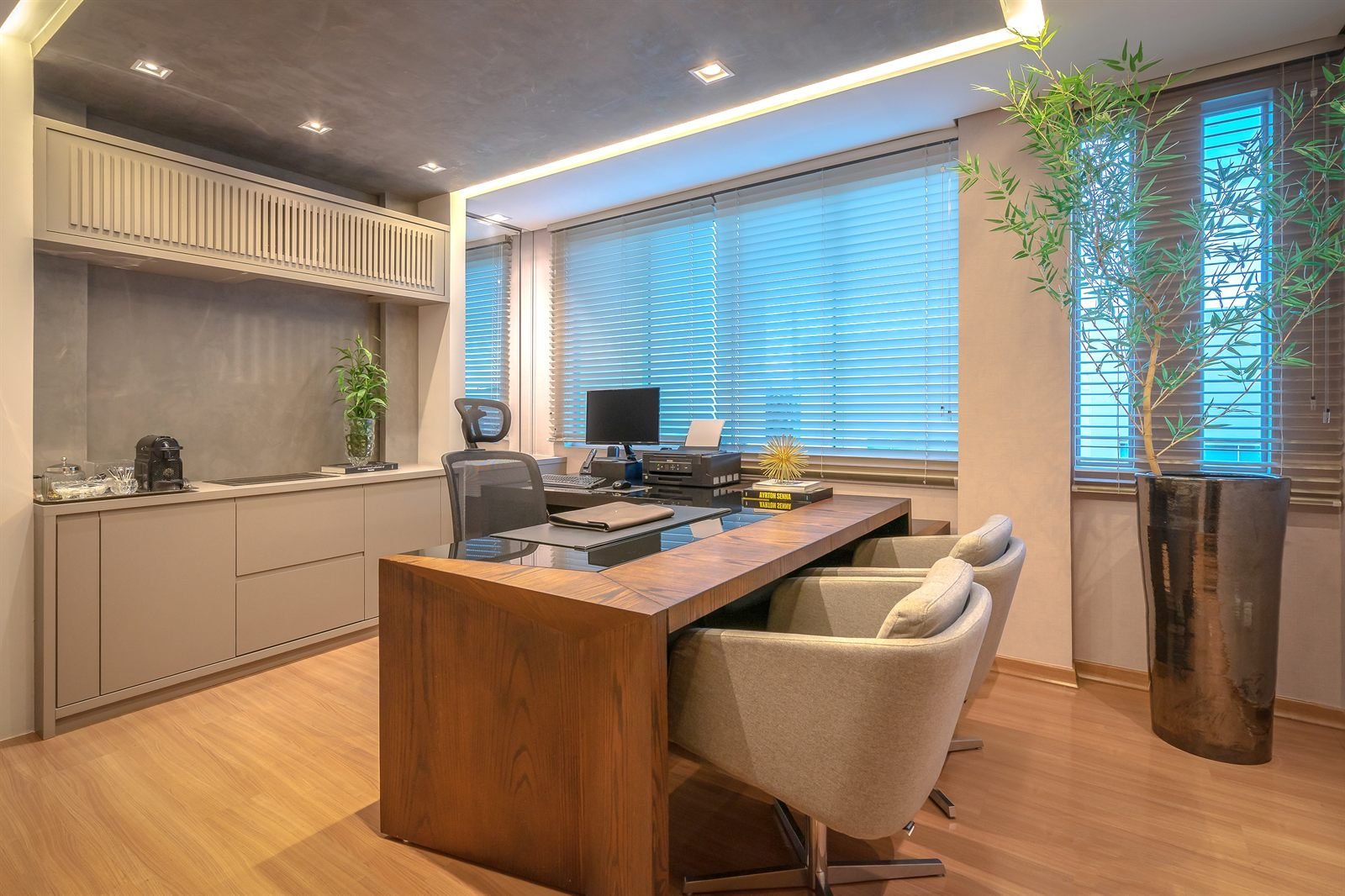Sala de atendimento com mesa de madeira e janelas amplas