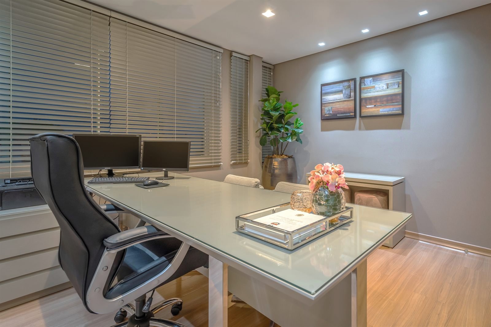 Sala de atendimento com mesa de vidro e lugares para o cliente